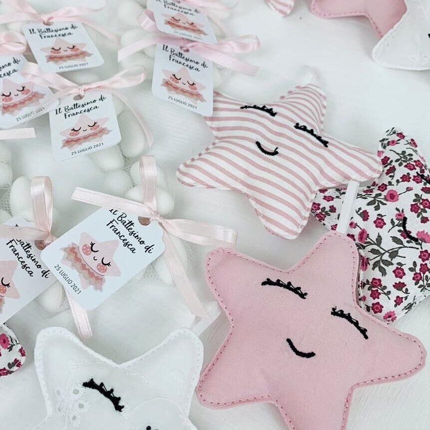 Bomboniera Stella con Fiocchetto in Tulle. Stella Portachiavi in tessuto.